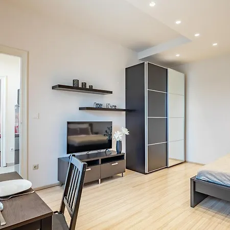 아파트 Two Bedroom In Jewish Quarter *